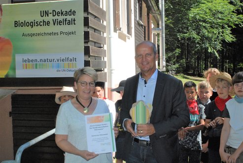 In einer Feierstunde im Hochwald überreichte MdB Gabriele Katzmarek die offizielle UN-Auszeichnung der WESO an Bürgermeister Jürgen Pfetzer. 