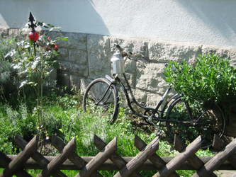 Bild von einem Fahrrad im Garten