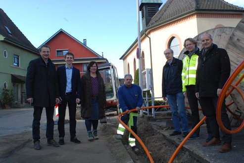 Besuch auf der Baustelle: Jürgen Pfetzer (rechts) und Gemeindemitarbeiter sowie Raphael Peschkes vom Betreiber NGN (Zweiter von links) ließen sich von Andreas Kienzler (Zweiter von rechts) und Michael Braun (Mitte) über den aktuellen Stand beim Breitba