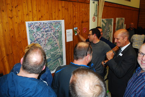Auf reges Interesse stieß die Info-Veranstaltung zum Breitbandausbau in Unzhurst, Breithurst und Walzfeld. Karten gaben Aufschluss über den ersten Bauabschnitt und mögliche weitere Ausbaustrecken.